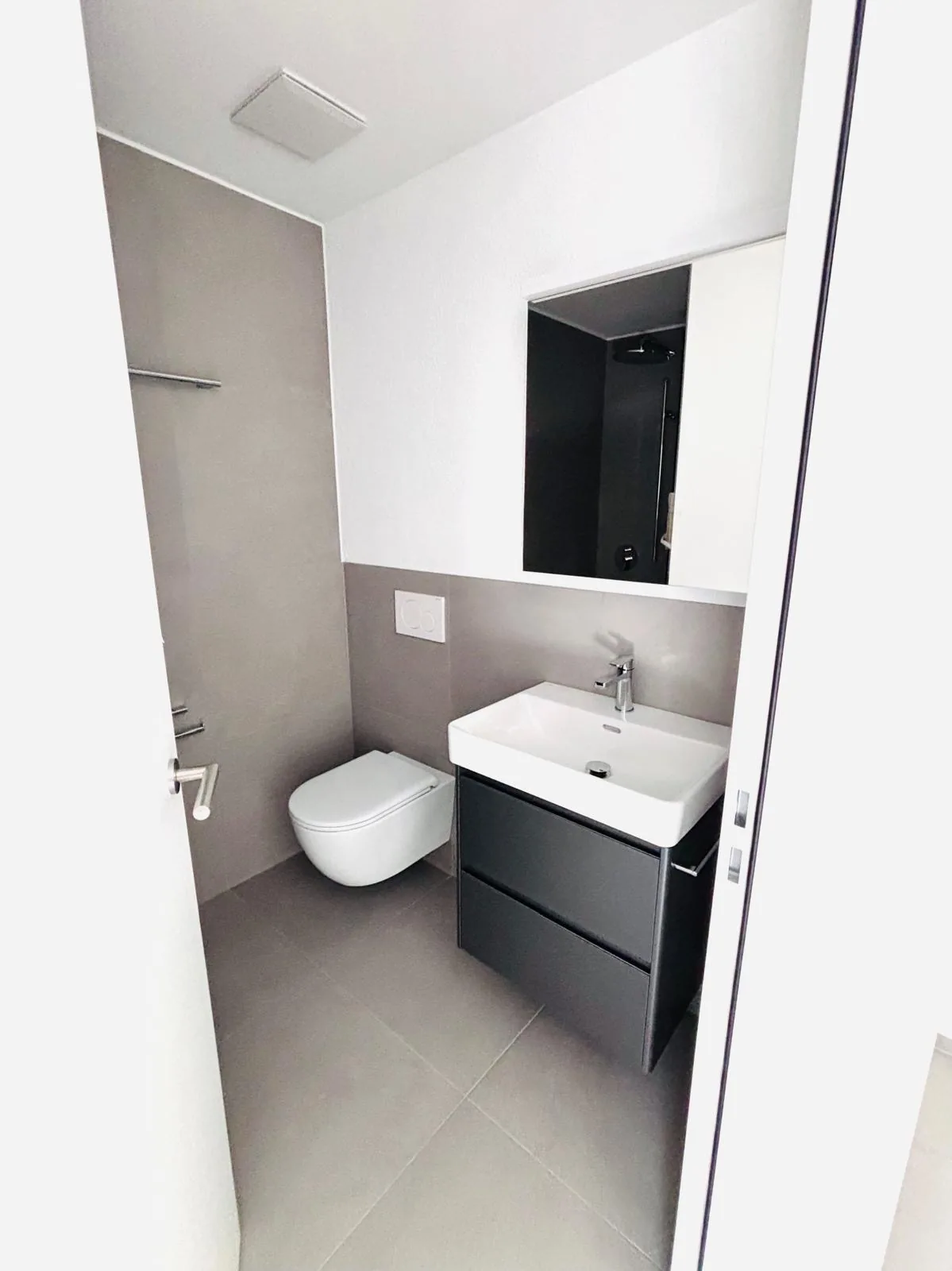 Badezimmer mit WC und Lavabo