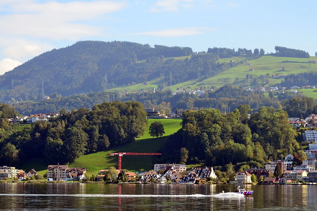 Bäch am Zürichsee mit dem Etzel im Hintergrund, fotografiert von Roland Fischer