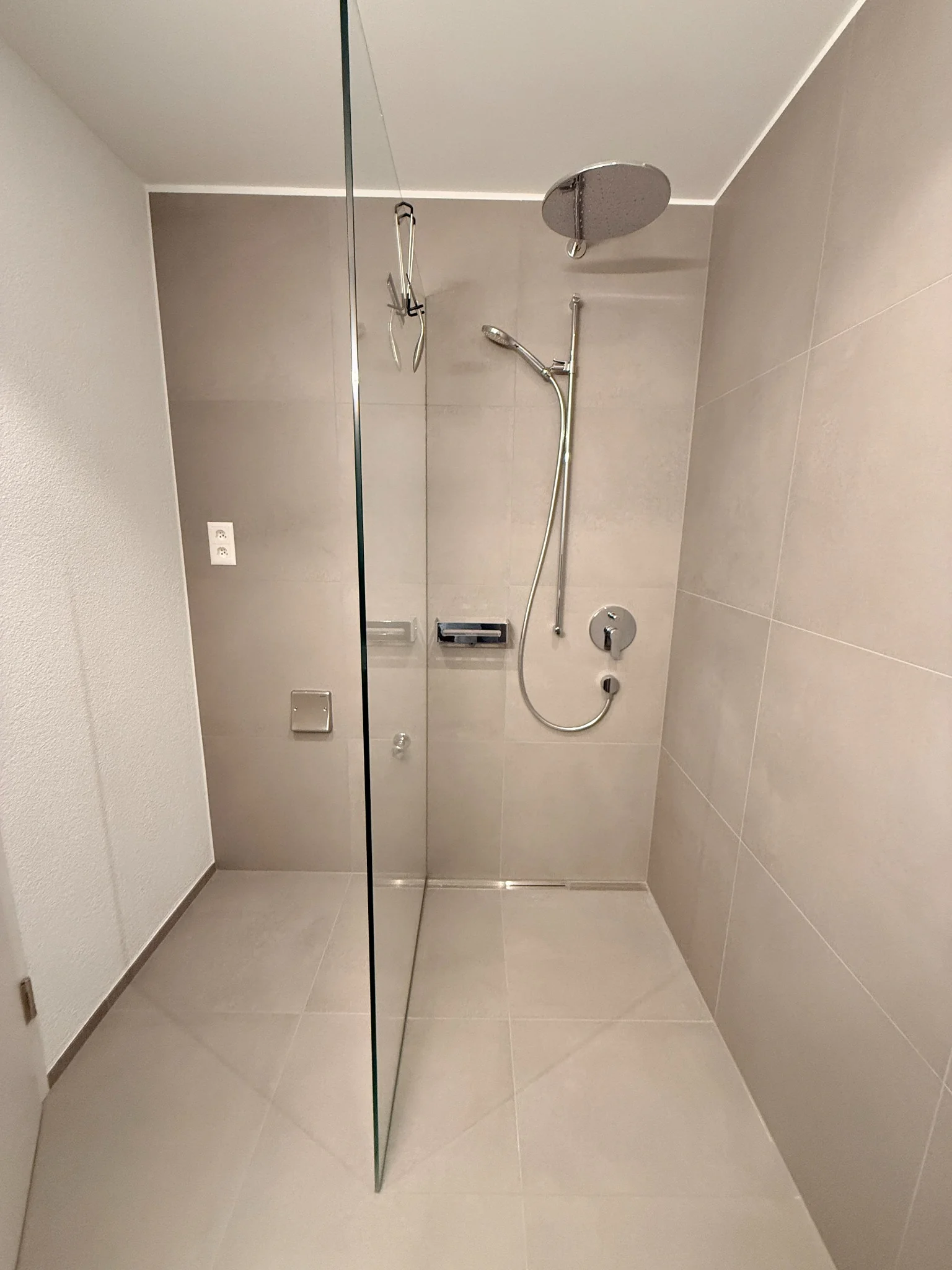 Dusche mit grossem Regenduschkopf