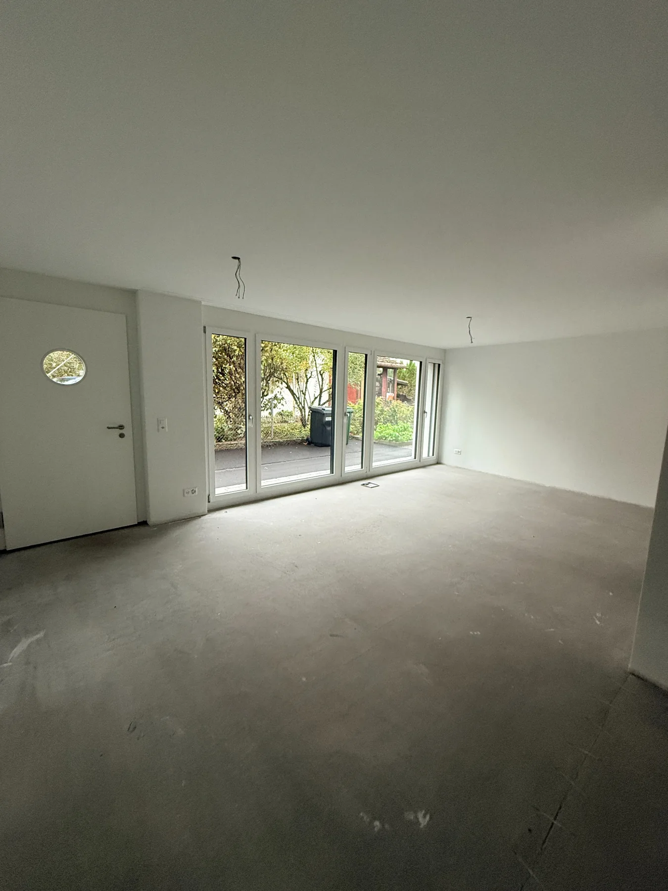 Gewerberaum G1 mit Fensterfront und eigenem Eingang