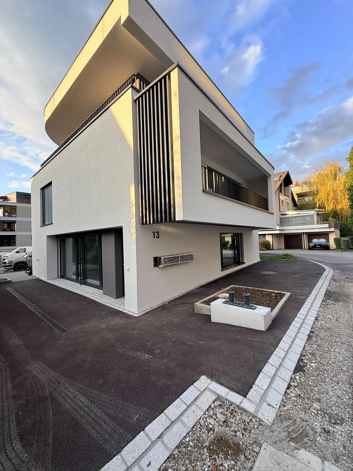Architektur und Eingangsbereich des Neugüetli 13