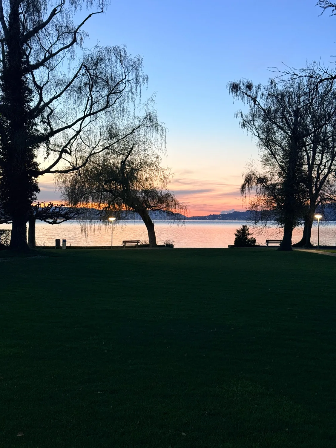 Seezugang am Zürichsee bei Sonnenuntergang